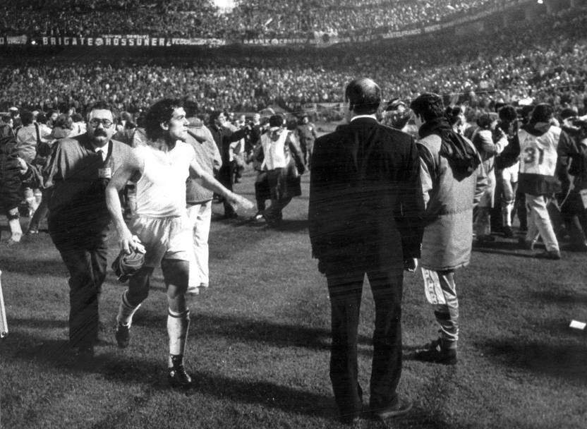19 aprile 1989: Roberto Donadoni senza maglia, San Siro stracolmo. Il Milan batte 5-0 il Real Madrid in semifinale di Coppa dei Campioni dopo l&#39;1-1 dell&#39;andata. Sacchi sta scrivendo la storia. Archivio Rcs